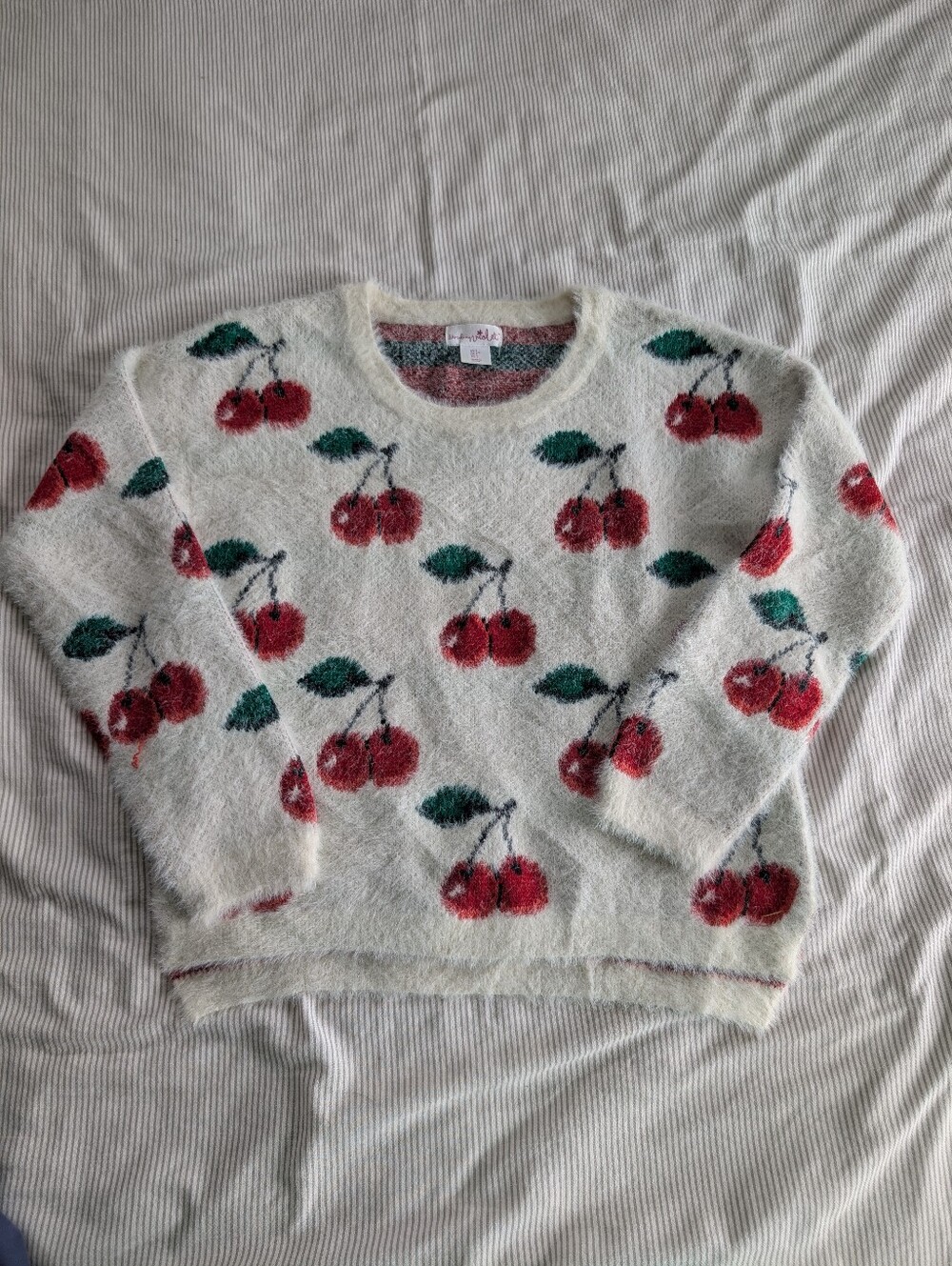 4 For 30$ 🧞Shrinking Violet Fuzzy Cherry Sweater Size Small